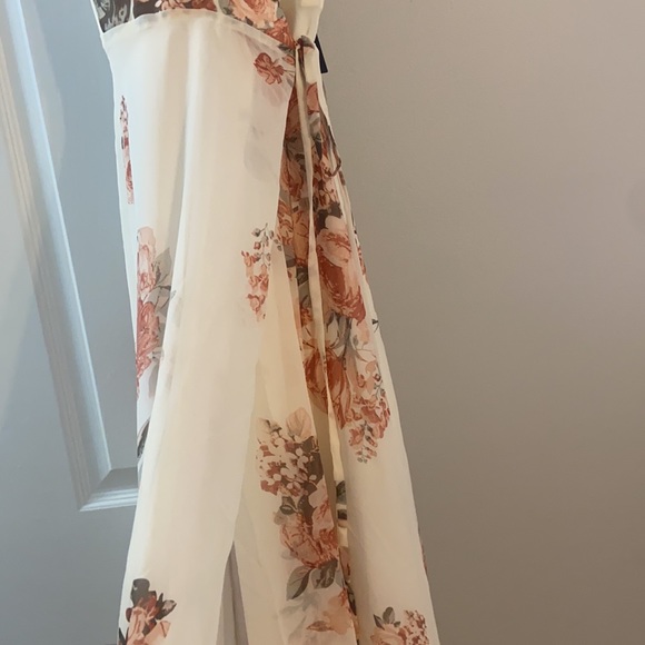 Never been worn. Tags still on. Size M Lulu’s wrap dress. Slit in the front. - Picture 5 of 5